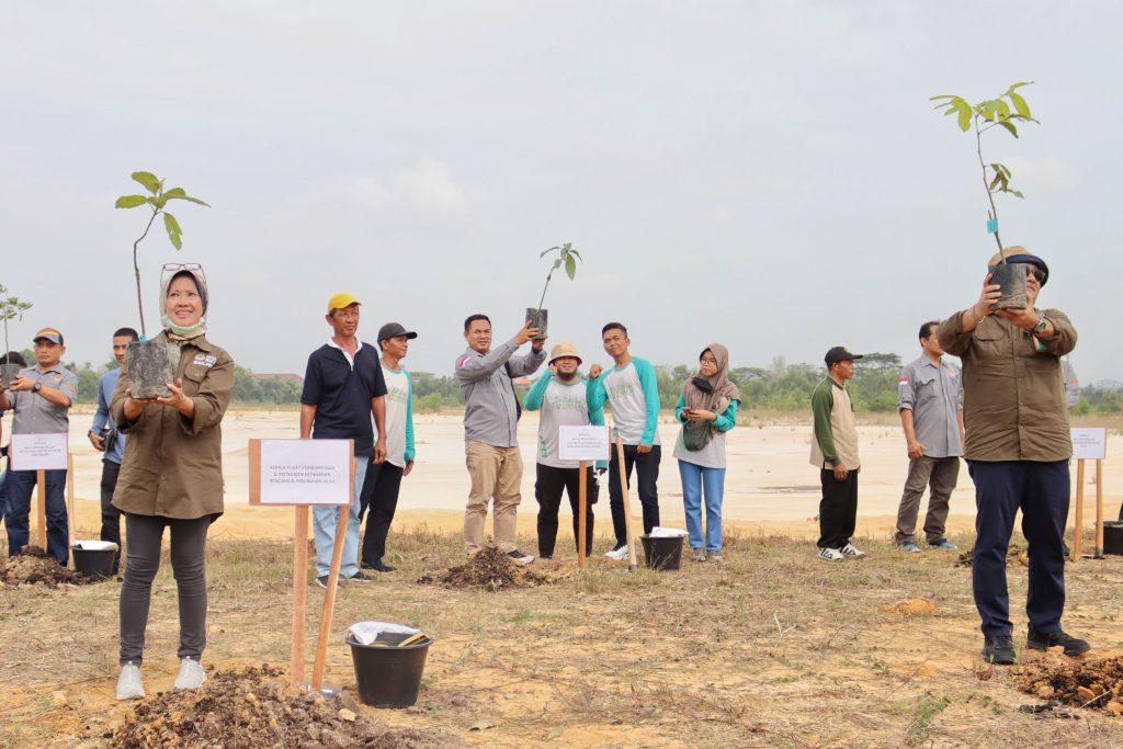 [forestinsights.id] Langkah Nyata Tahun 2024, KLHK Lakukan Penanaman Pohon Serentak di Seluruh Indonesia